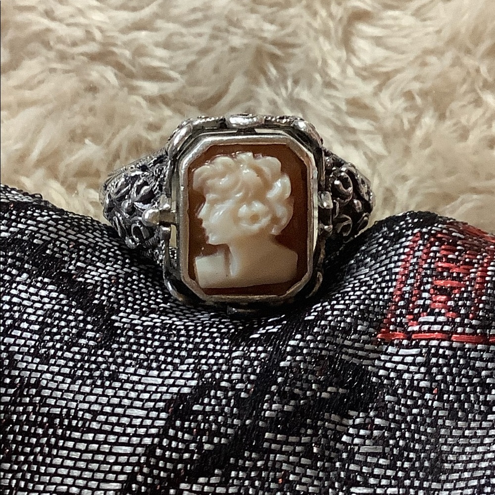 Cameo women/onyx spinner ring